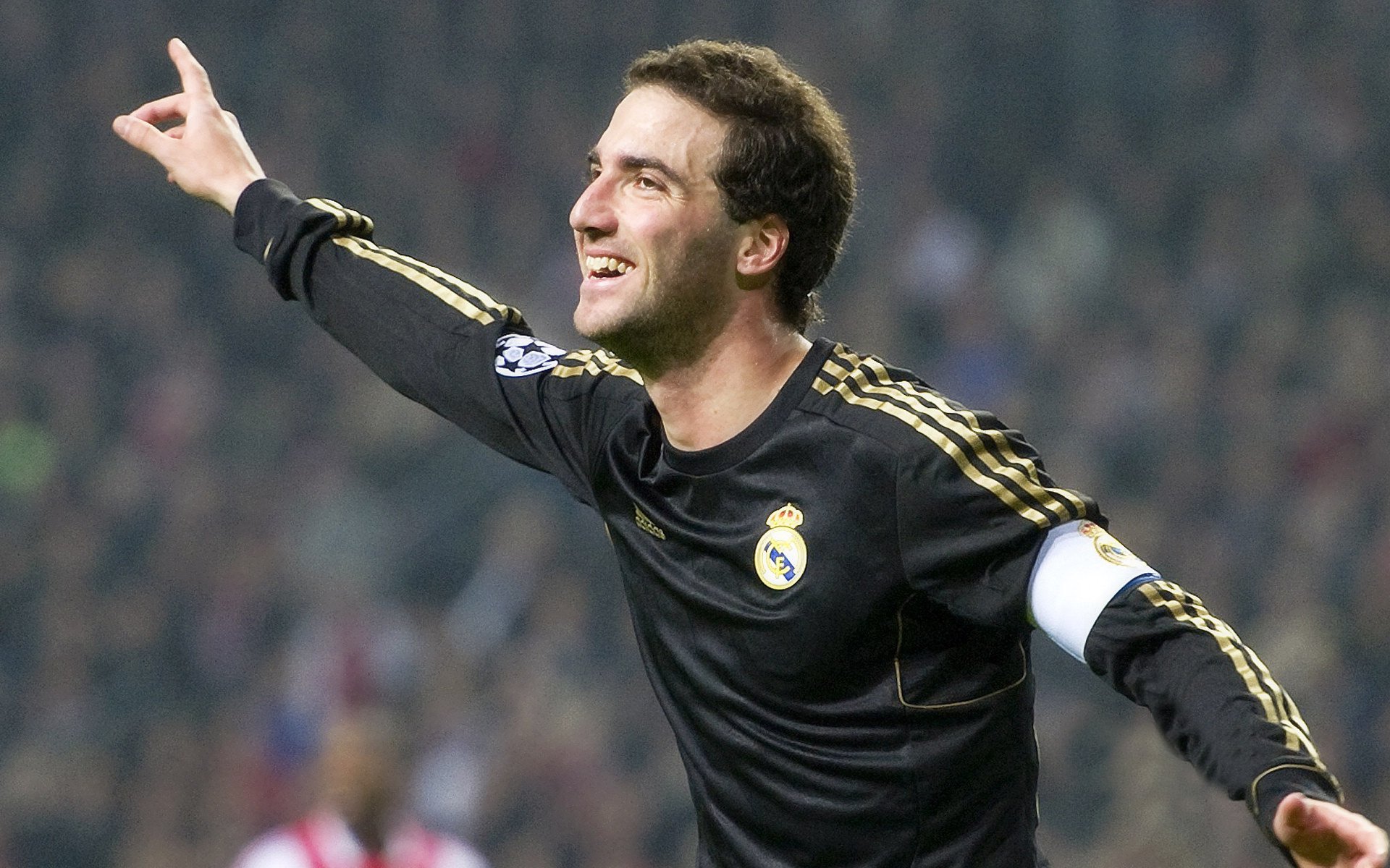 切尔西带队取胜！C罗关键时刻助力领先，全场沸腾不已