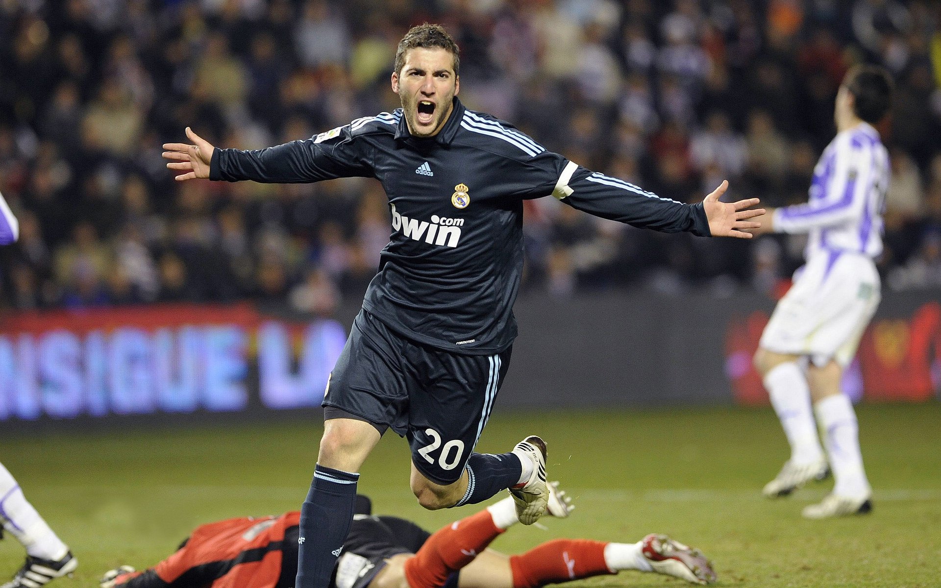 梅西迎来五赛季出色发挥，巴黎圣日耳曼观众热烈欢呼！赛场气氛高涨的全景报道